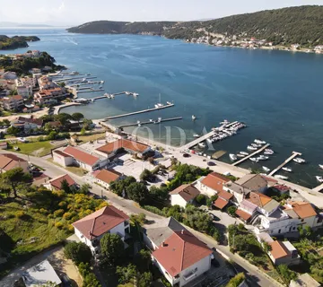 RAB – SUPETARSKA DRAGA | Stan 68,62 m², samo 40 m od mora, veliko dvorište, parking! - Supetarska Draga, Rab