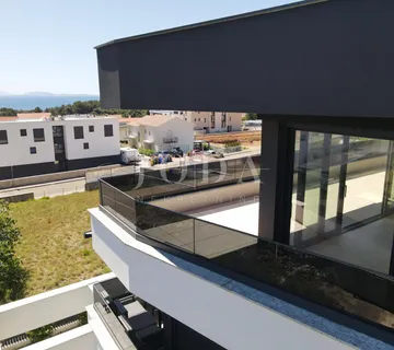 Otok Krk stan u novogradnji sa bazenom konobom i okućnicom