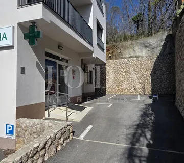 Poslovni prostor s uhodanim zakupcem (apoteka) – 103 m², prizemlje, parking, top lokacija Dramalj - Dramalj, Crikvenica