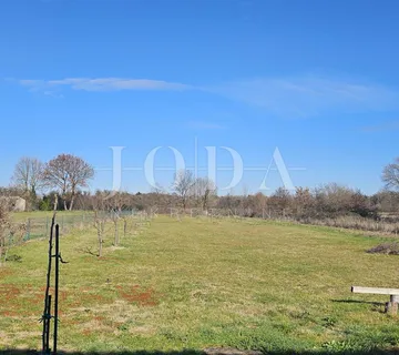 Atraktivno građevinsko zemljište 4.200m2 sa kućom,LOBORIKA - Loborika, Marčana