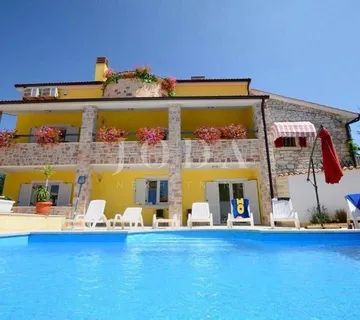 Višnjan, okolica, kuća sa četiri stambene jedinice