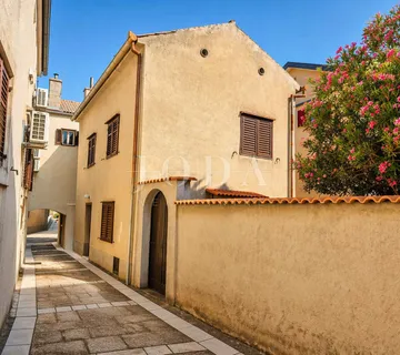SENJ, kuća sa okućnicom u centru grada