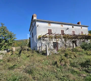 PRILIKA!Tradicionalna istarska kuća s velikim građevinskim zemljištem,Labin okolica