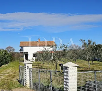 Lijepa opremljena kuća sa 4 građ.parcele 4.200m2,LOBORIKA - Loborika, Marčana