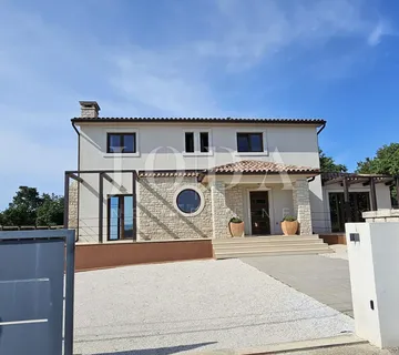 Prekrasna Villa sa bazenom i prostranom okućnicom,Barban okolica