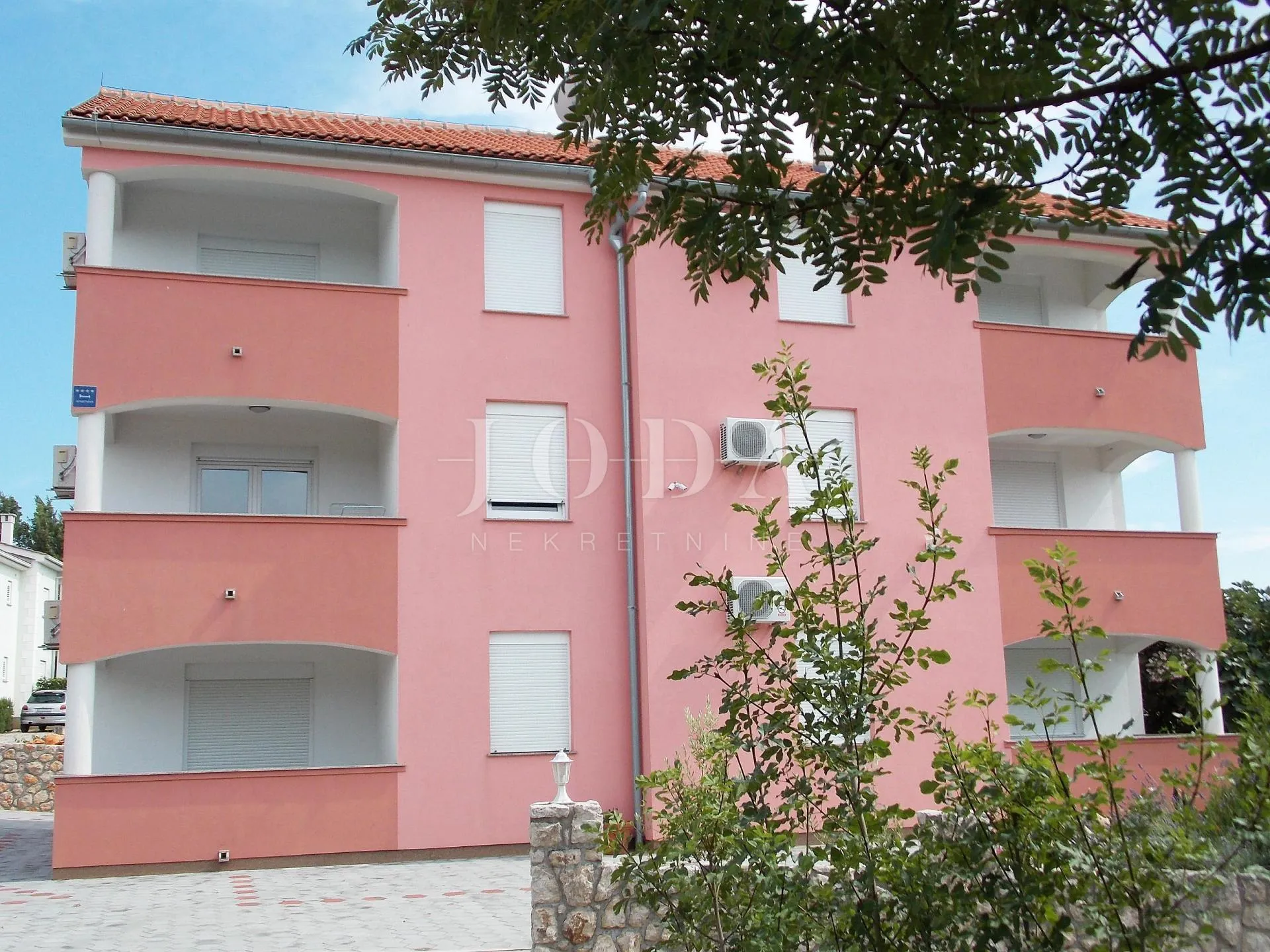 Apartmanska kuća sa šest opremljenih apartmana - cover