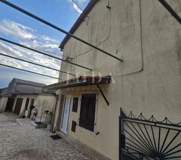 Obiteljska kuća sa 2 objekta i šternom,BARBAN okolica
