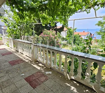 Novi Vinodolski stan na mirnoj lokaciji s pogledom na more