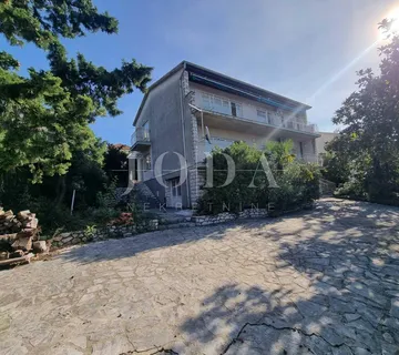 Selce, obiteljska kuća na odličnoj lokaciji - Selce, Crikvenica