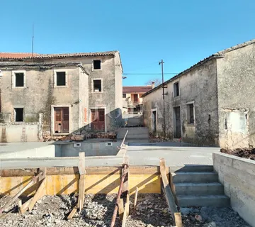 Barban, okolica, dvije kuće za adaptaciju sa bazenom