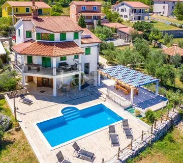 Labin, okolica, kuća sa bazenom i prekrasnim pogledom na more