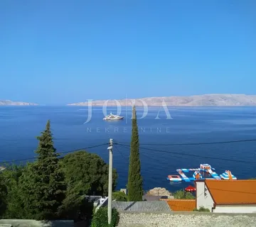 Senj, stan na prvom katu, 75 m od mora