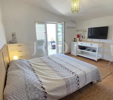 Cesarica kuća sa 6 apartmana 1.red do mora - Cesarica, Karlobag