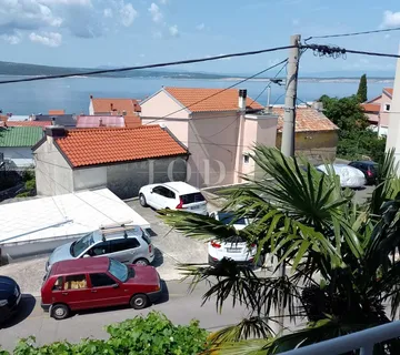 Prostrani stan s pogledom na more i garažom u Crikvenici - Crikvenica