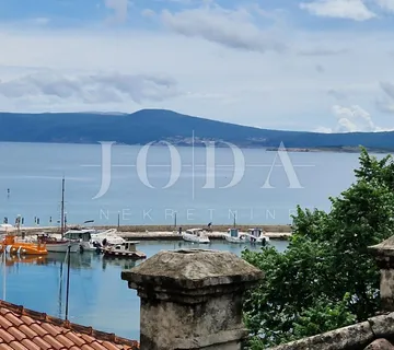 Crikvenica, kuća u centru sa uhodanim turističkim poslovanjem - cover