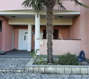 Dva stana sa parkingom u prizemlju obiteljske kuće,Labin okolica