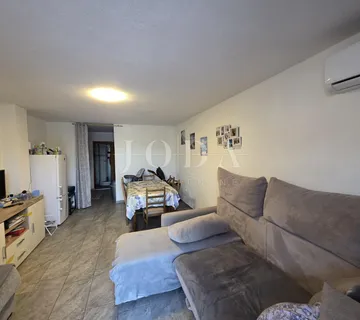 Novi Vinodolski, dvoetažni stan, 220m od mora - cover