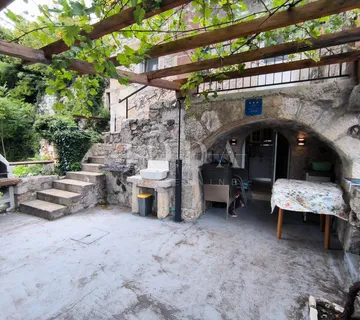 Kuća sa dva adaptirana apartmana i starina za adaptaciju - Grižane, Vinodolska općina