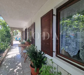 CRIKVENICA, trosobni stan u širem centru grada