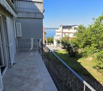 Crikvenica stan s terasom i parkingom NA TOP LOKACIJI