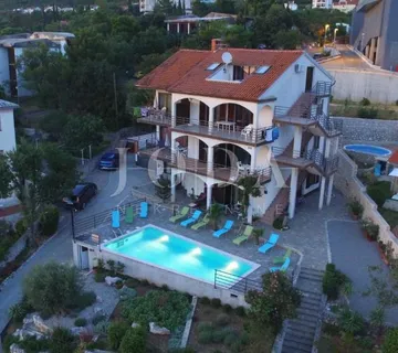 Ekskluzivna nekretnina u Crikvenici: 602 m², bazen, 7 apartmana, 250 m od mora - Crikvenica