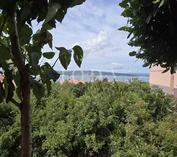 CRIKVENICA, stan sa okućnicom i parkirnim mjestom