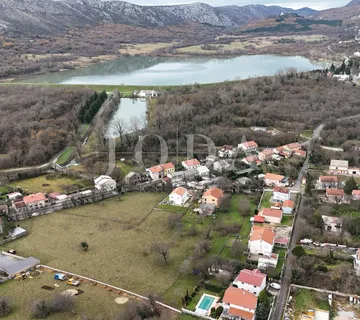 Tribalj – Građevinsko zemljište u centru, ravan teren, infrastruktura na parceli - Tribalj, Vinodolska općina