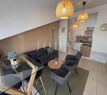 Uređeni apartman u centru Crikvenice, prvi red do mora - cover