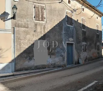 Marčana, okolica, kuća sa dvorištem u centru mjesta