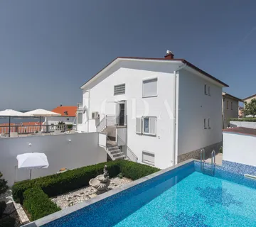 Kuća sa 6 apartmana i bazenom - Crikvenica