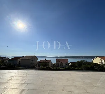 Crikvenica, stan u prizemlju sa 3 parkirna mjesta