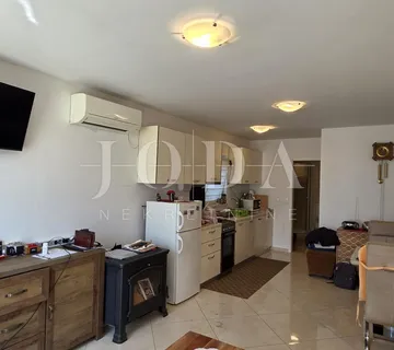 Prizemni apartman s okućnicom i 2 parkirna mjesta - Crikvenica