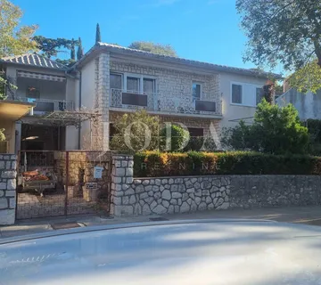Novi Vinodolski,centar, kuća 180m od mora
