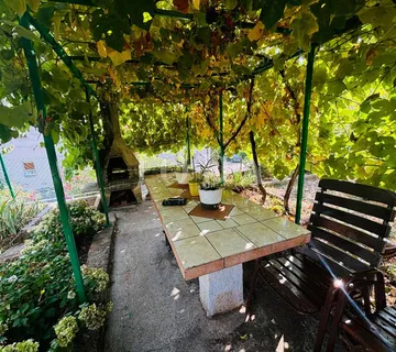 Turnić, dvosobni stan sa vrtom i garsonijerom - Rijeka
