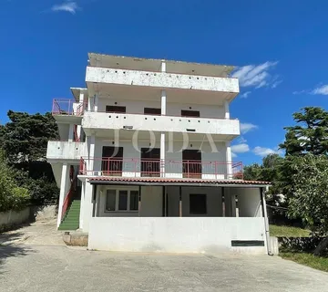 KUĆA SA 7 APARTMANA BLIZU MORA - cover