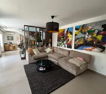 Kostrena - prostrana katnica s garažom i uređenim dvorištem - cover