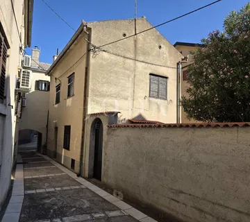 SENJ, kuća sa okućnicom u centru grada - cover