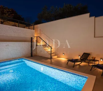 Dizajnerski dvoetažni apartman s bazenom i pogledom na more - cover