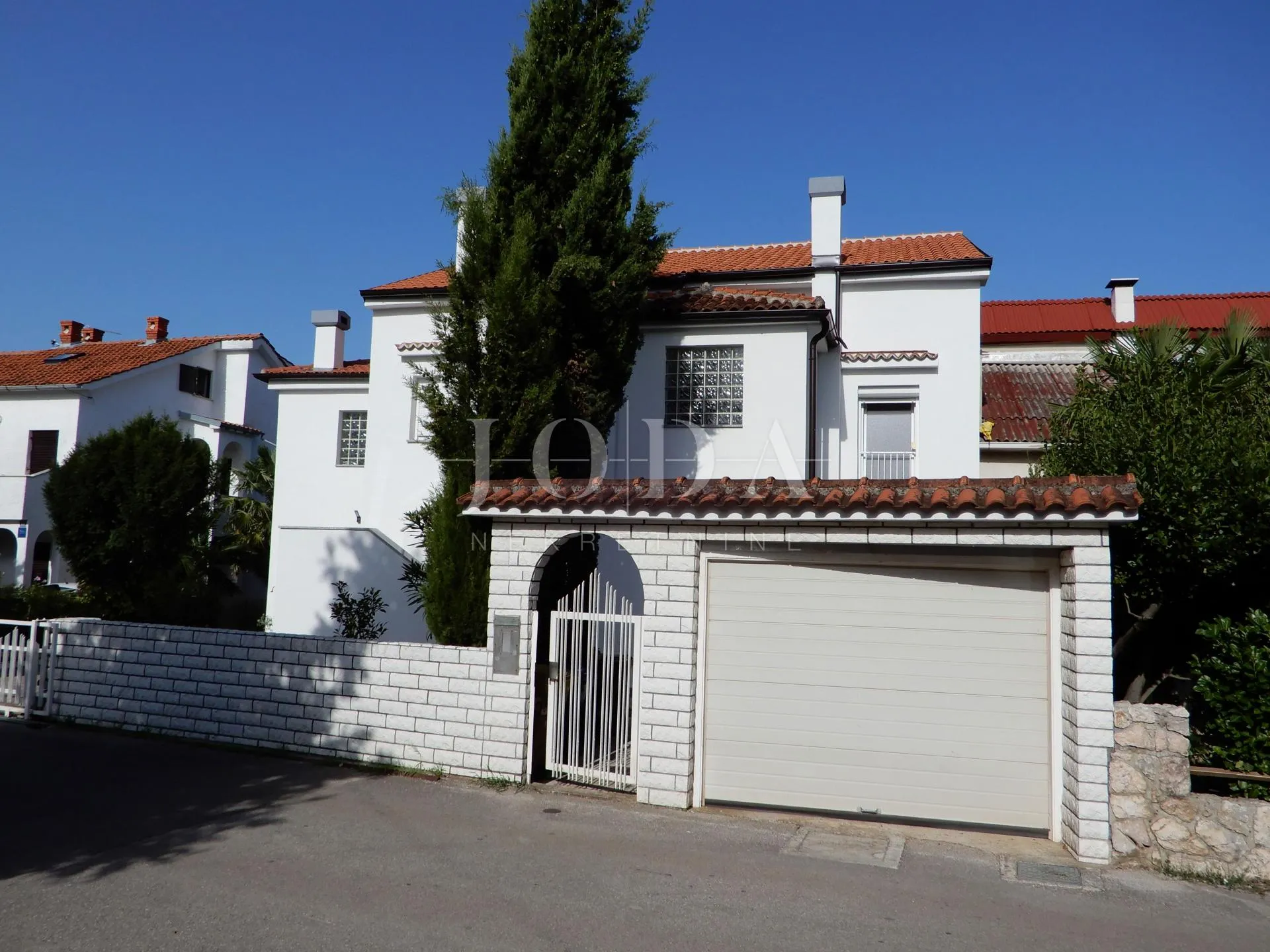 Prostrana kuća s 4 stana - Malinska - cover