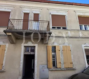 Kuća u centru Crikvenice, 150 m², 200 m od mora – potencijal za investiciju - cover