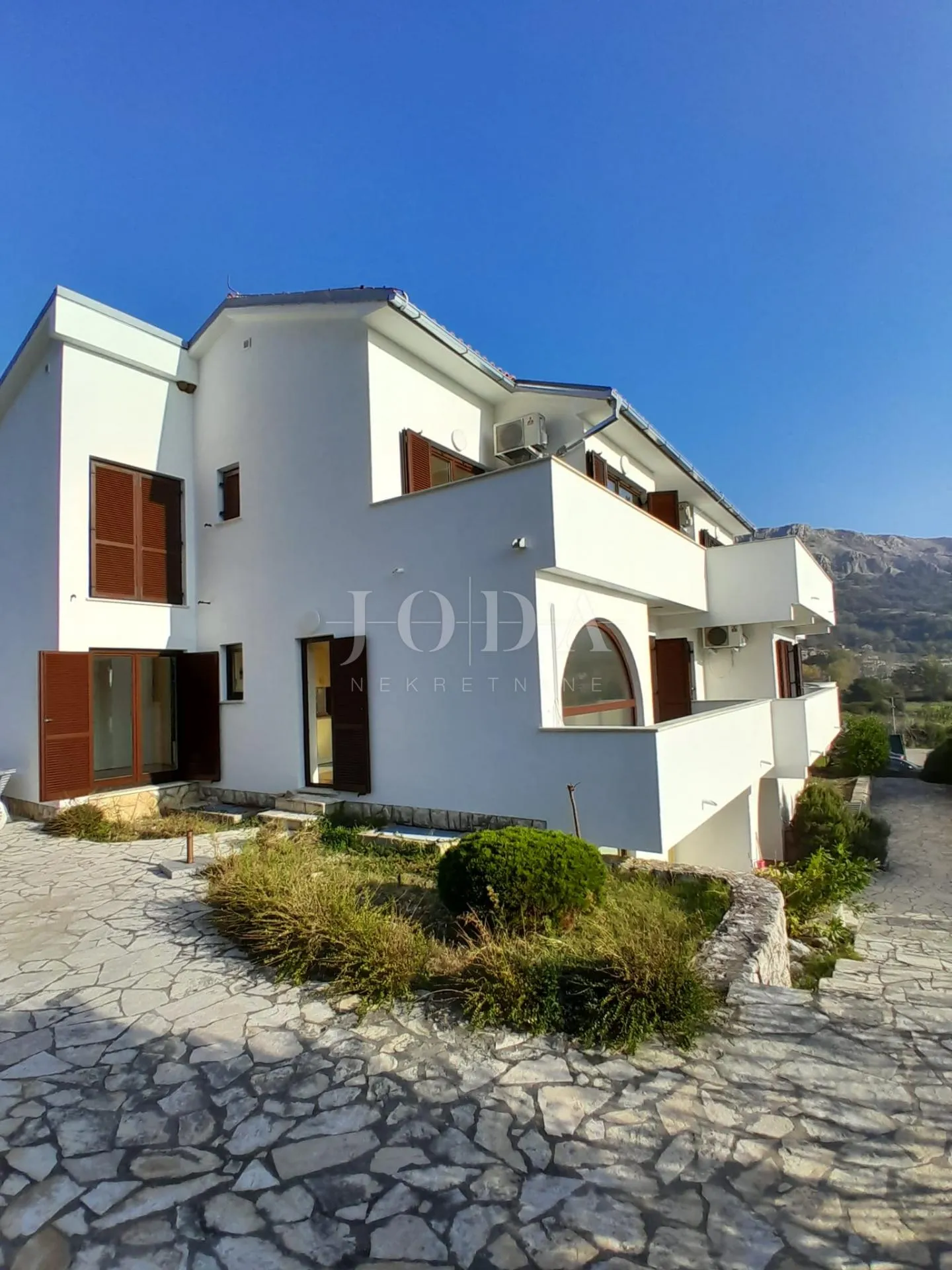 Apartman sa bazenom - cover