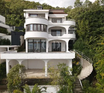 Opatija samostojeća kuća na lijepoj lokaciji - cover