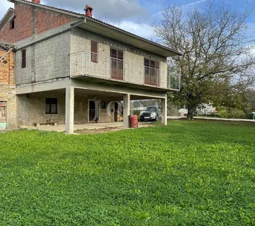 Kuća i gosp.objekt na atraktivnom zemljištu 12.800m2,Cerovlje okolica - cover