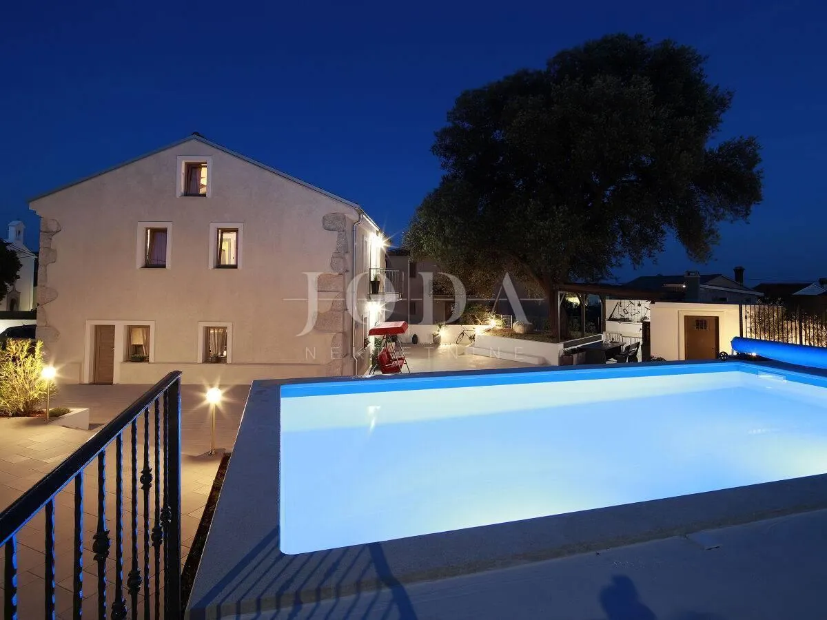 Prekrasna kamena vila s bazenom - cover