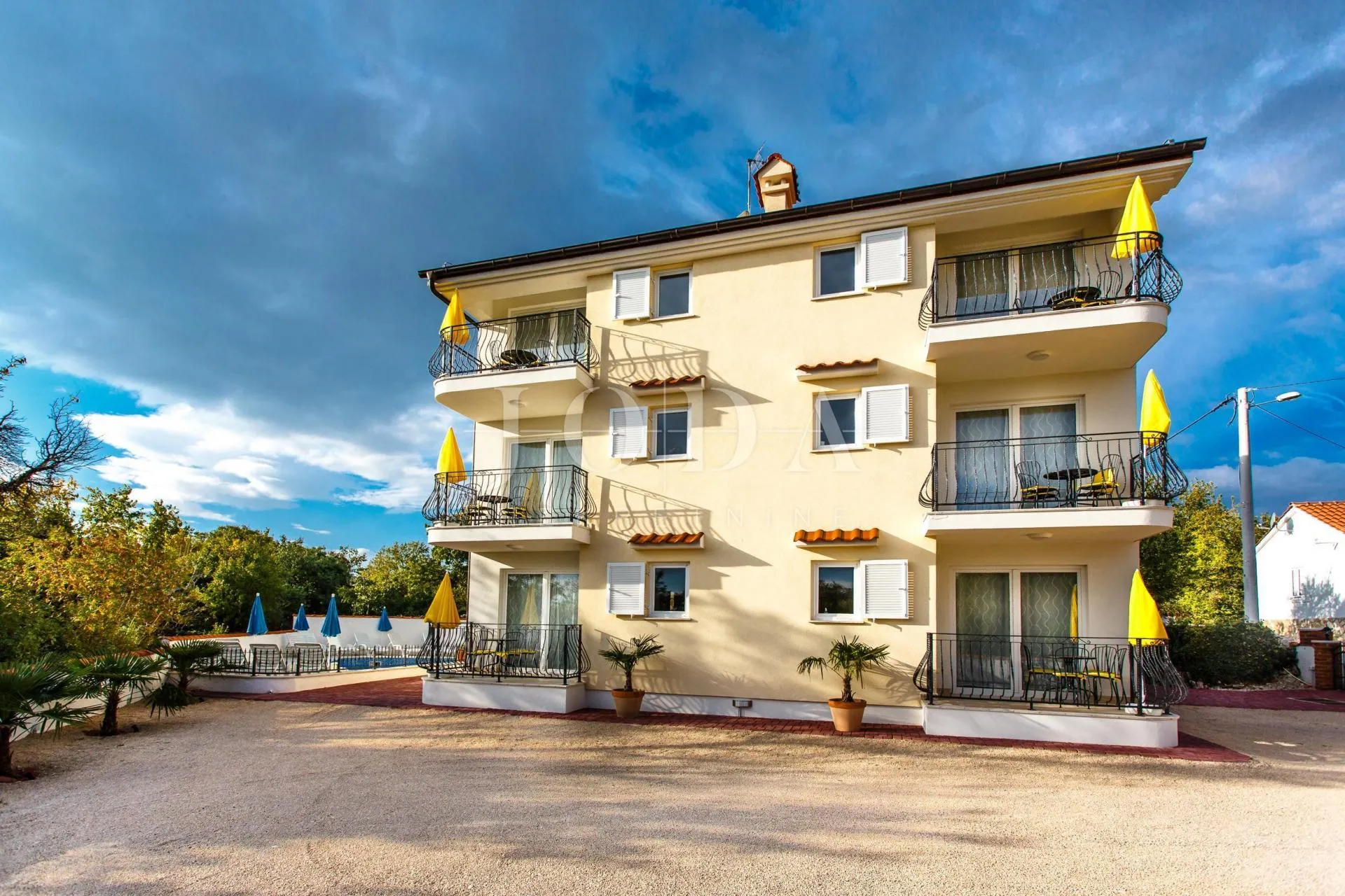 Apartmanska vila sa 6 apartmana s pogledom na more - cover