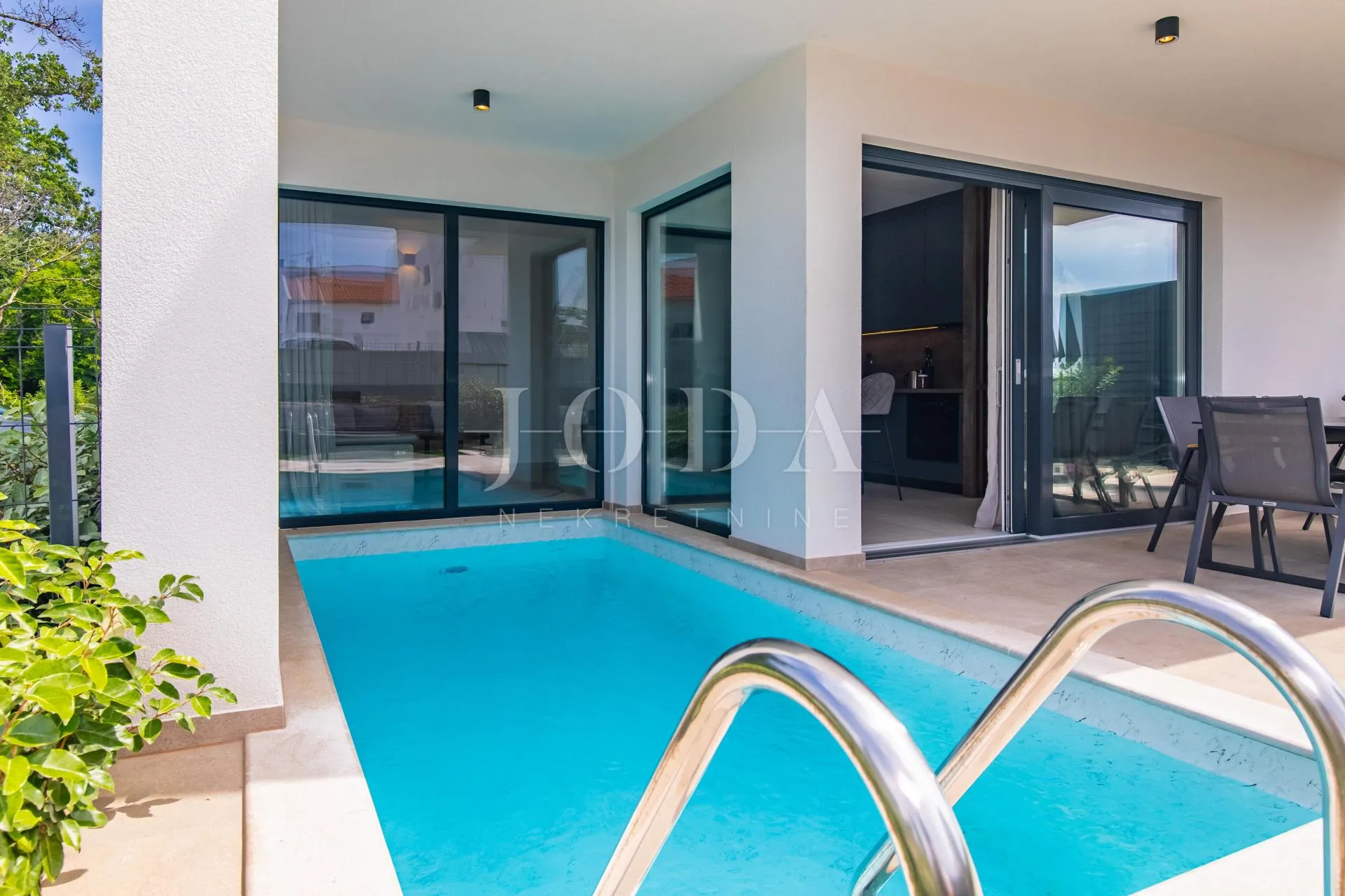 Apartman s bazenom i okućnicom - cover