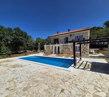 Kuća s bazenom u fazi renovacije, otok Krk - cover