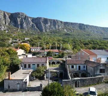 Grižane kamena starina sa pogledom na jezero - cover