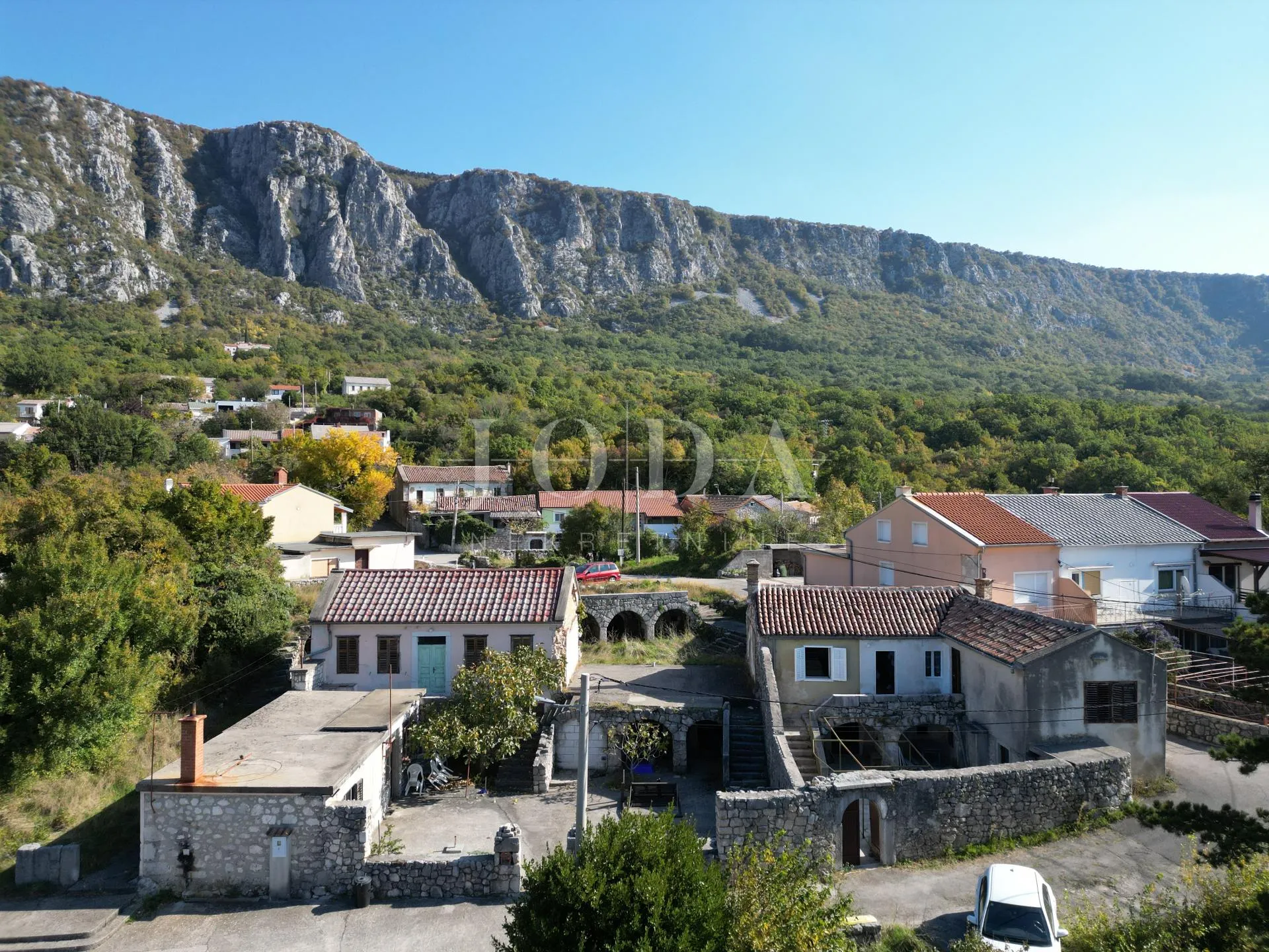 Grižane kamena starina sa pogledom na jezero - cover