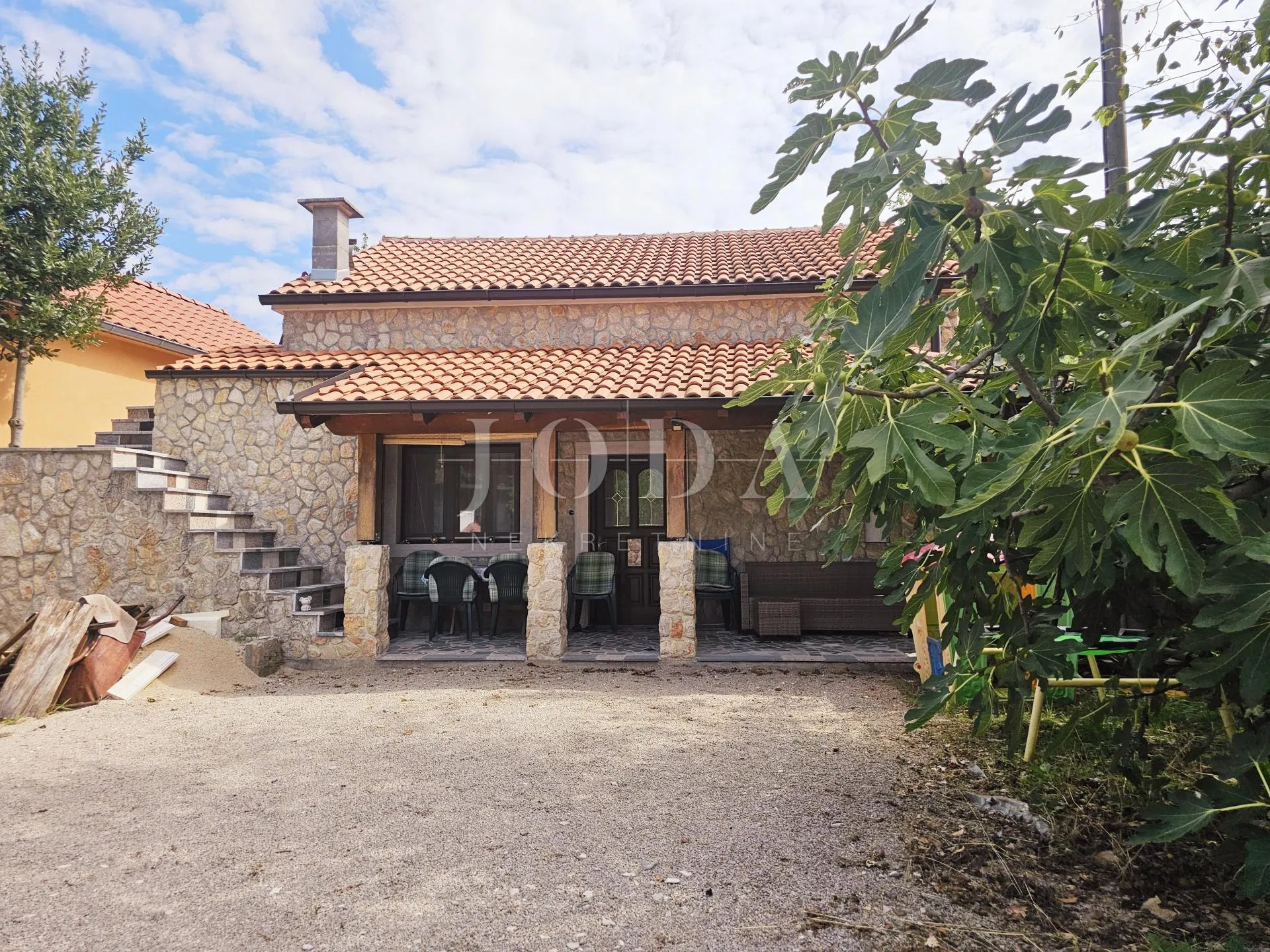 Samostojeća kuća s dva stana blizu Malinske - cover